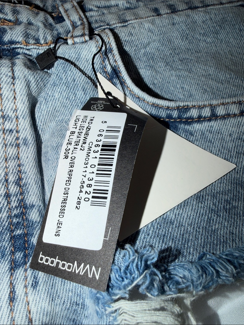 boohooMAN
Wide‎ Leg Skater All Over Ripped Distressed Jeans - Picture 9 of 11
